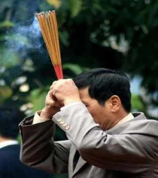 Đi chùa cầu nguyện... - Ảnh mang tính minh họa